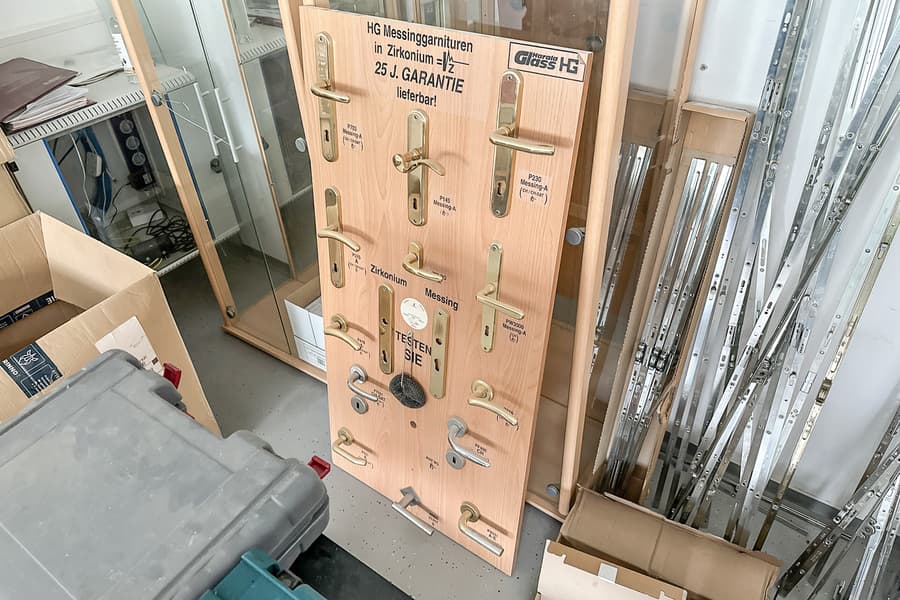 Musterwand mit Türdrückern